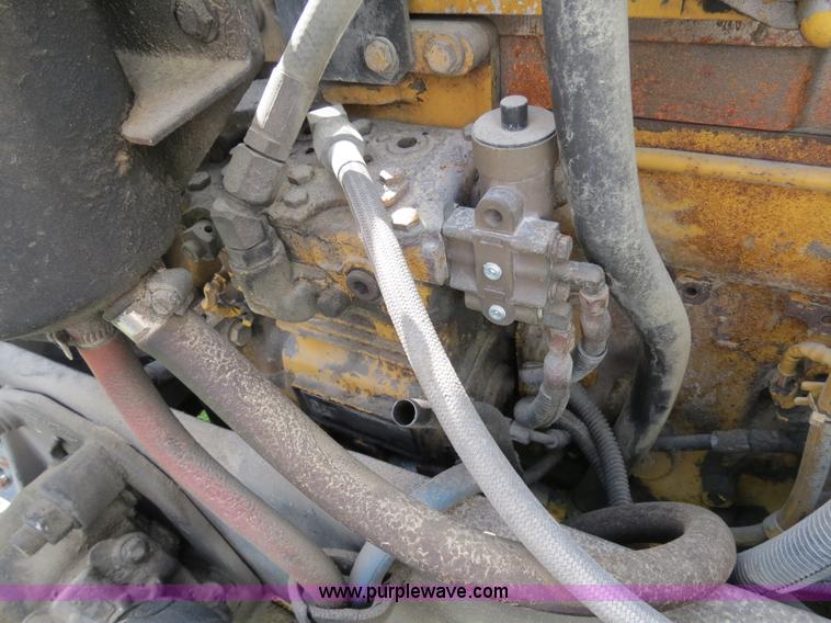 image for item B4502 2000 Peterbilt 377 semi truck