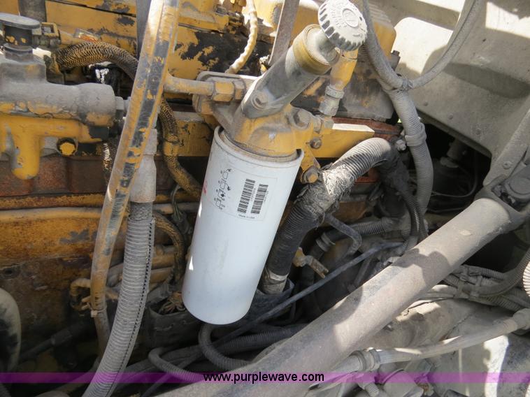 image for item B4502 2000 Peterbilt 377 semi truck