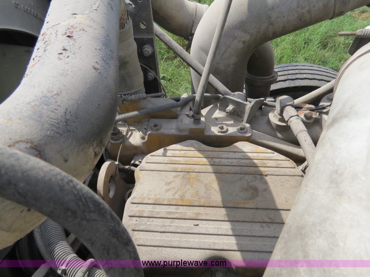 image for item B4502 2000 Peterbilt 377 semi truck