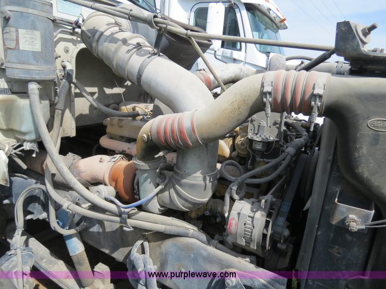 image for item B4502 2000 Peterbilt 377 semi truck