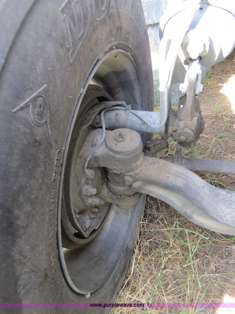 image for item B4502 2000 Peterbilt 377 semi truck