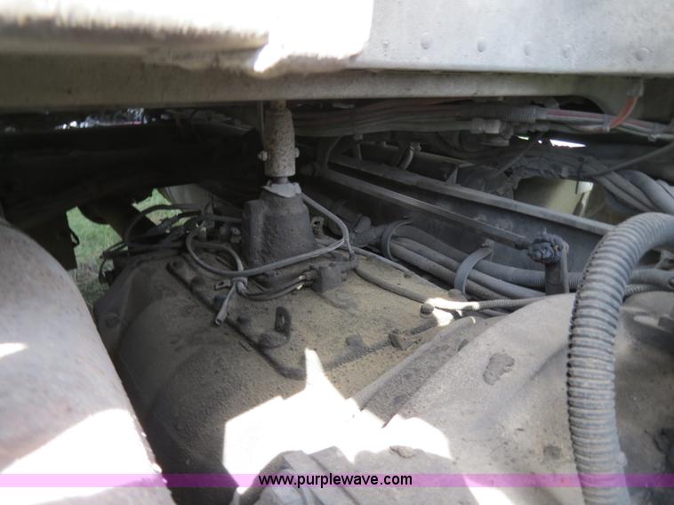 image for item B4502 2000 Peterbilt 377 semi truck