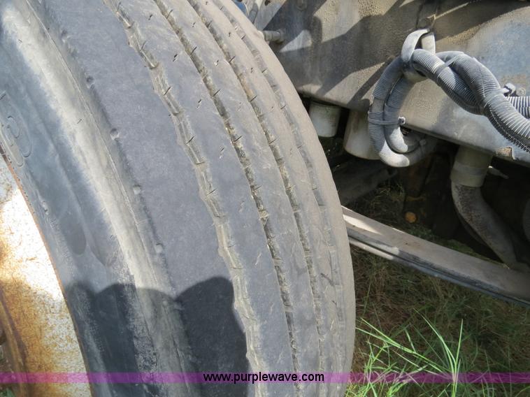 image for item B4502 2000 Peterbilt 377 semi truck