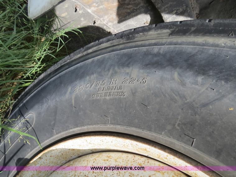 image for item B4502 2000 Peterbilt 377 semi truck