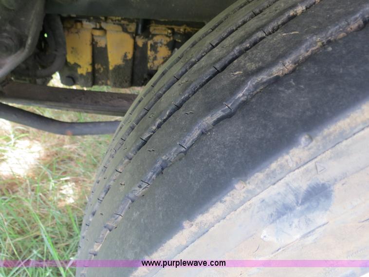 image for item B4502 2000 Peterbilt 377 semi truck