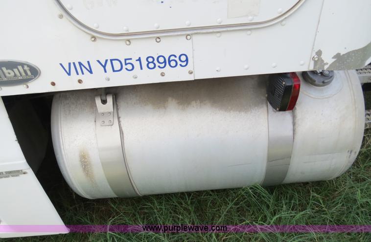 image for item B4502 2000 Peterbilt 377 semi truck