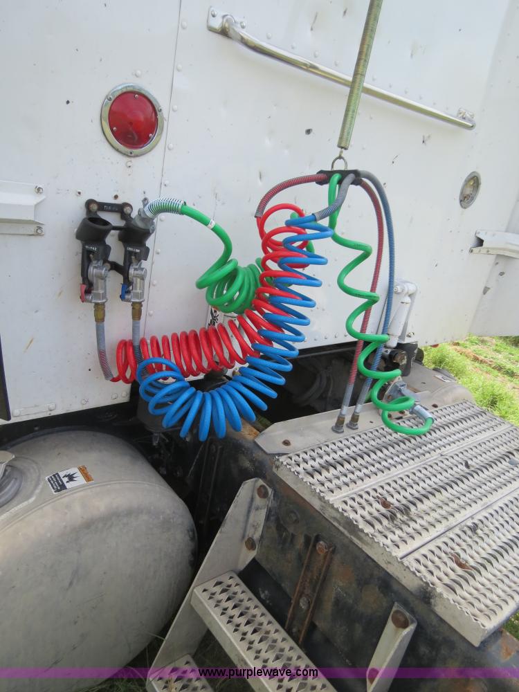 image for item B4502 2000 Peterbilt 377 semi truck