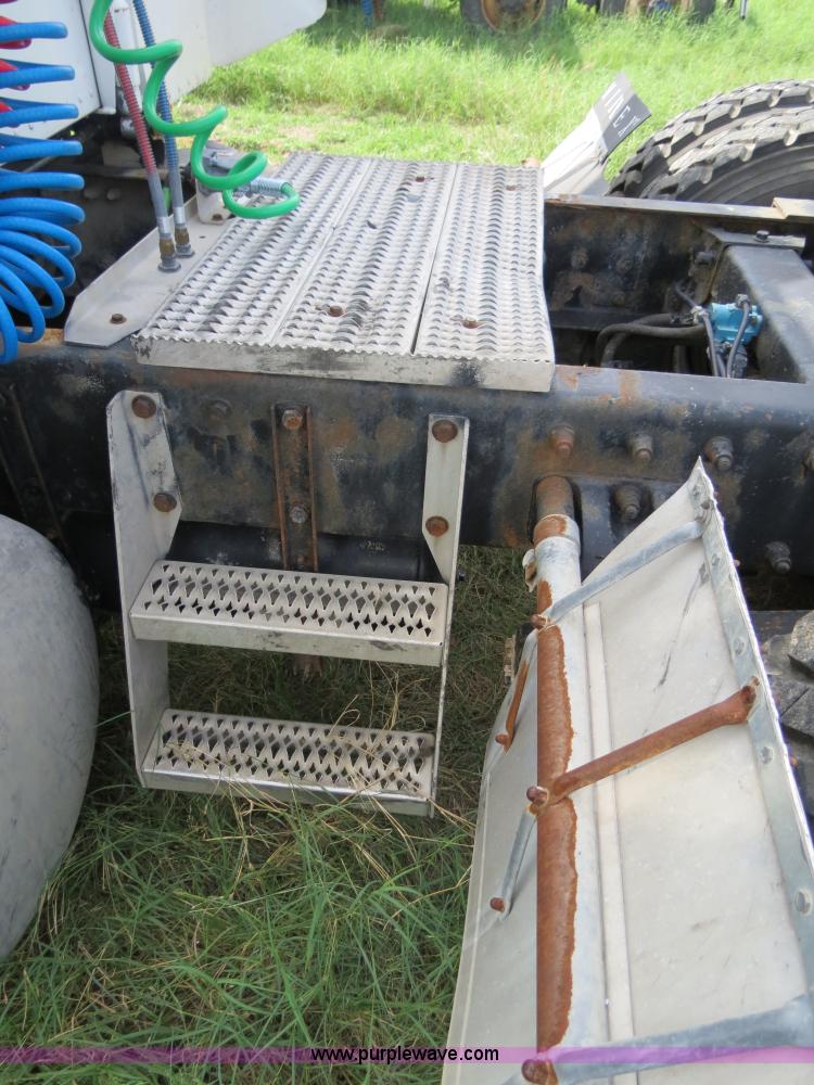 image for item B4502 2000 Peterbilt 377 semi truck