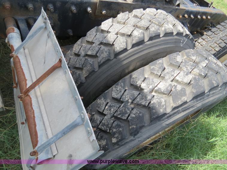 image for item B4502 2000 Peterbilt 377 semi truck