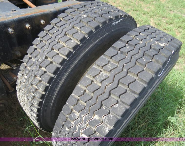 image for item B4502 2000 Peterbilt 377 semi truck