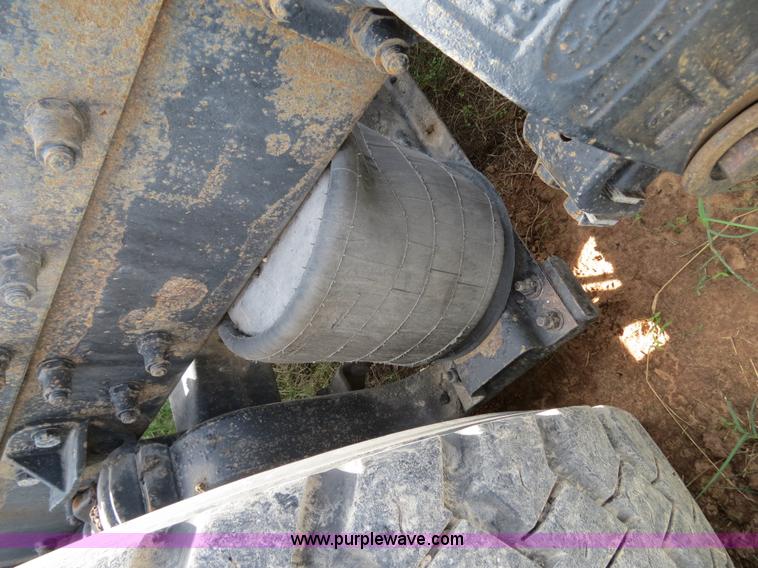 image for item B4502 2000 Peterbilt 377 semi truck