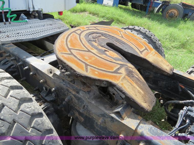 image for item B4502 2000 Peterbilt 377 semi truck