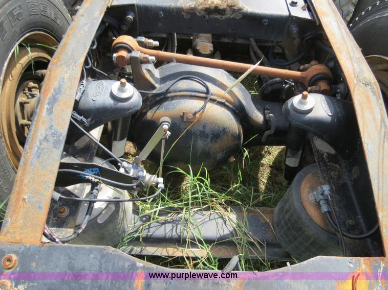 image for item B4502 2000 Peterbilt 377 semi truck