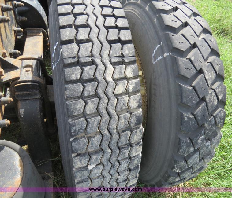 image for item B4502 2000 Peterbilt 377 semi truck