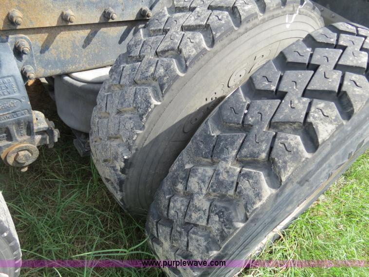 image for item B4502 2000 Peterbilt 377 semi truck