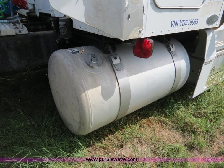 image for item B4502 2000 Peterbilt 377 semi truck