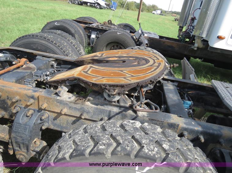 image for item B4502 2000 Peterbilt 377 semi truck