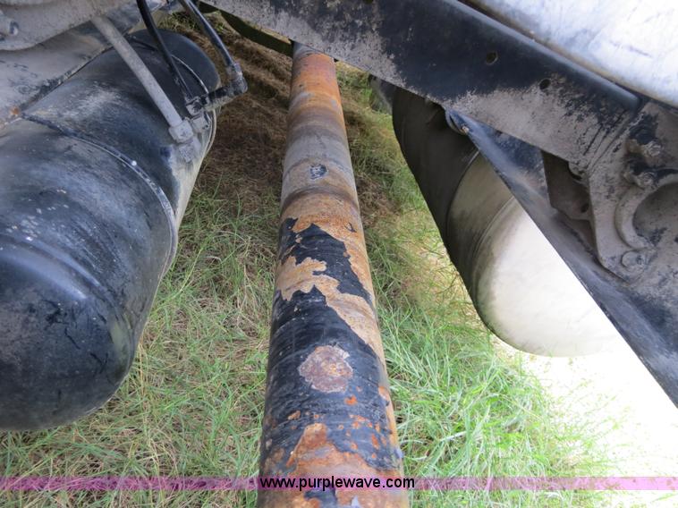 image for item B4502 2000 Peterbilt 377 semi truck