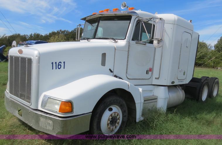 image for item B4504 2000 Peterbilt 377 semi truck