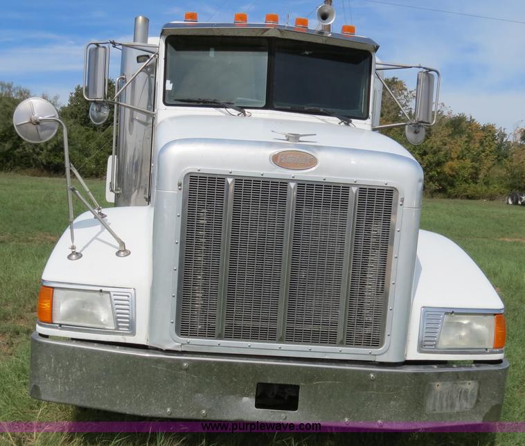 image for item B4504 2000 Peterbilt 377 semi truck