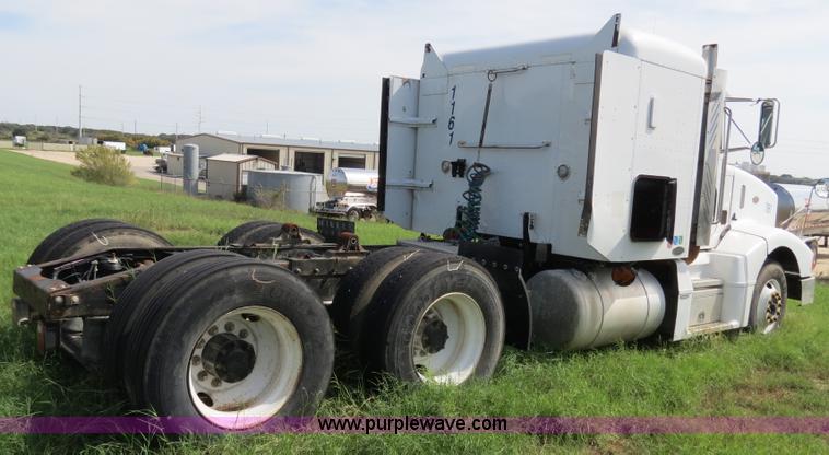 image for item B4504 2000 Peterbilt 377 semi truck