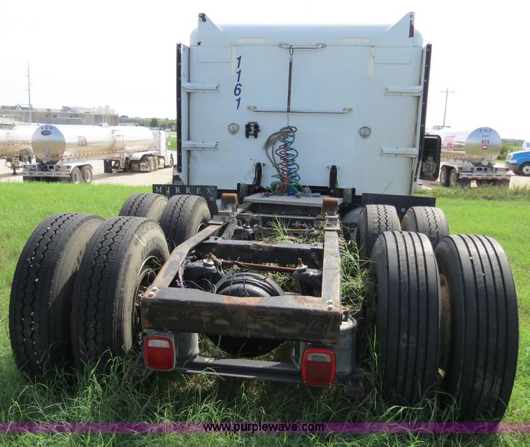 image for item B4504 2000 Peterbilt 377 semi truck
