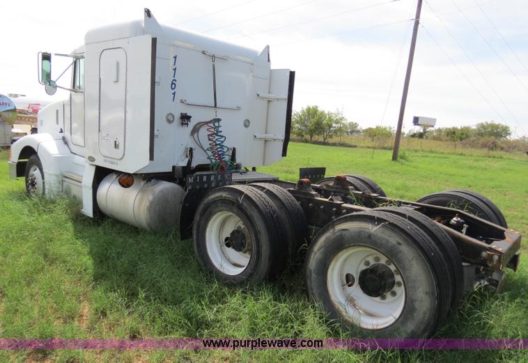 image for item B4504 2000 Peterbilt 377 semi truck