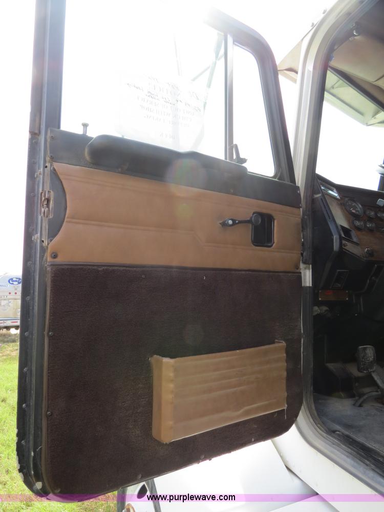 image for item B4504 2000 Peterbilt 377 semi truck