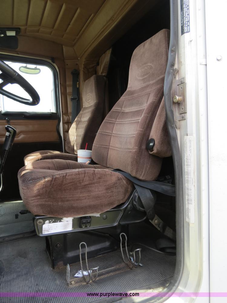 image for item B4504 2000 Peterbilt 377 semi truck