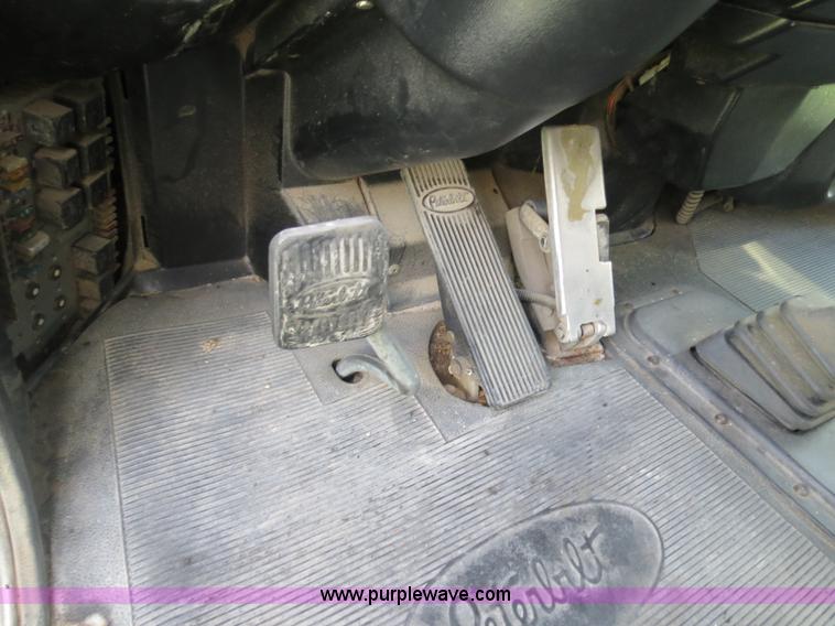 image for item B4504 2000 Peterbilt 377 semi truck