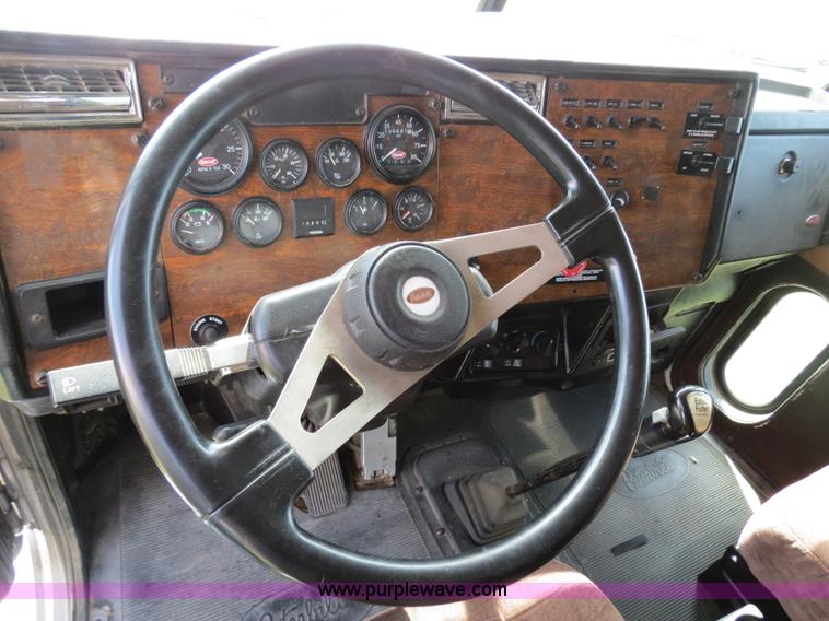 image for item B4504 2000 Peterbilt 377 semi truck