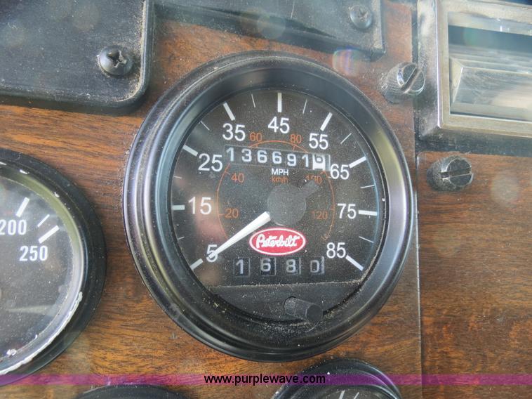 image for item B4504 2000 Peterbilt 377 semi truck