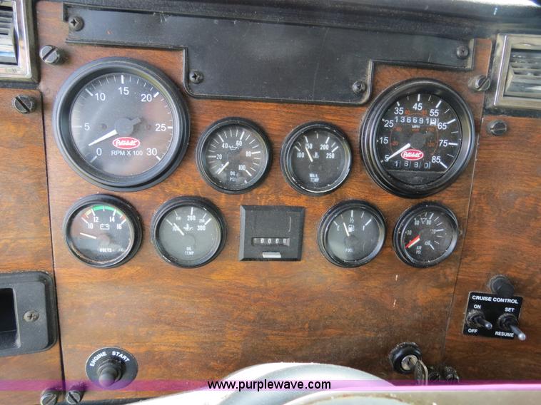 image for item B4504 2000 Peterbilt 377 semi truck