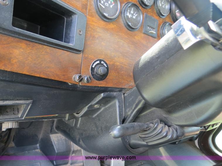 image for item B4504 2000 Peterbilt 377 semi truck