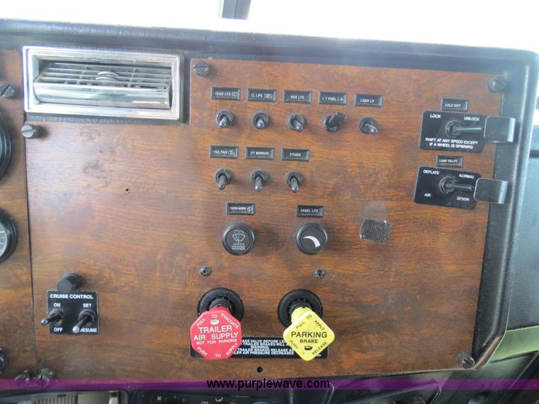 image for item B4504 2000 Peterbilt 377 semi truck