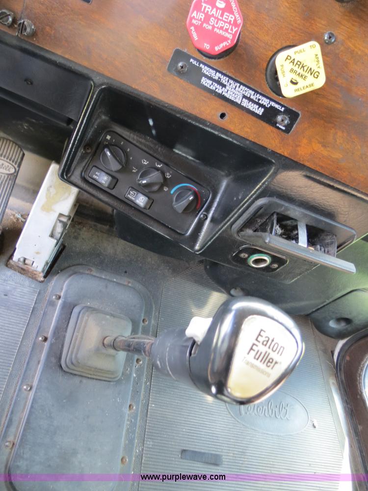 image for item B4504 2000 Peterbilt 377 semi truck