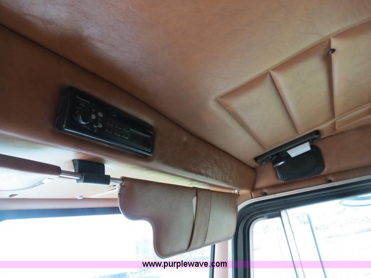 image for item B4504 2000 Peterbilt 377 semi truck