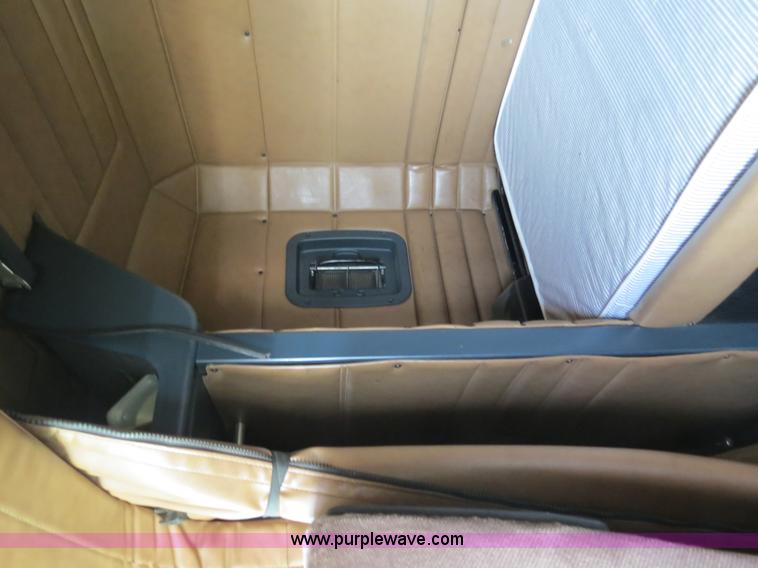 image for item B4504 2000 Peterbilt 377 semi truck