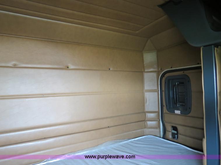 image for item B4504 2000 Peterbilt 377 semi truck