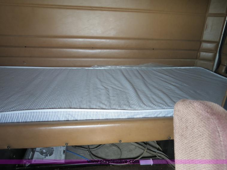 image for item B4504 2000 Peterbilt 377 semi truck