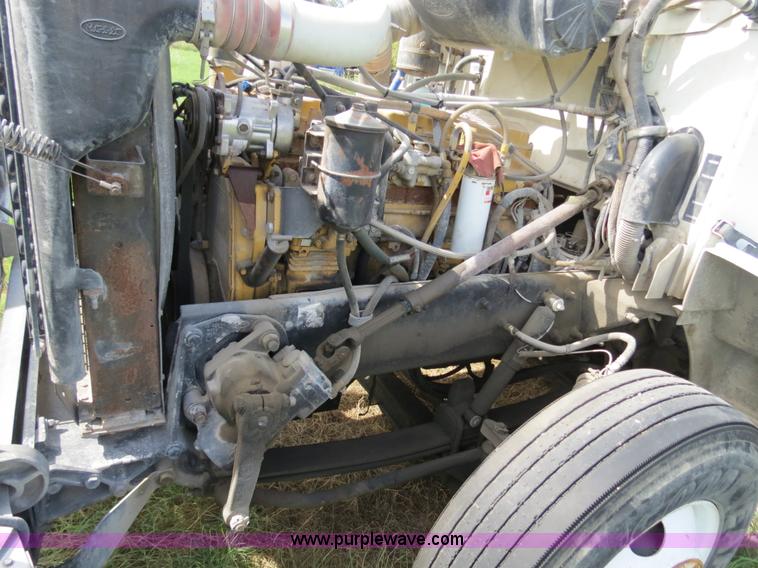 image for item B4504 2000 Peterbilt 377 semi truck