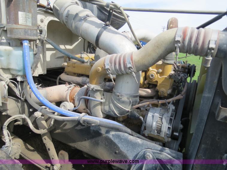 image for item B4504 2000 Peterbilt 377 semi truck