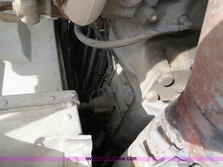 image for item B4504 2000 Peterbilt 377 semi truck