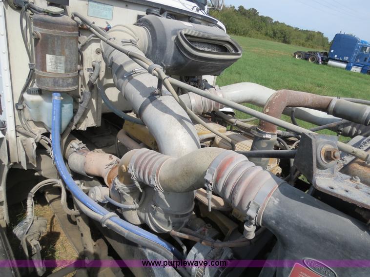 image for item B4504 2000 Peterbilt 377 semi truck