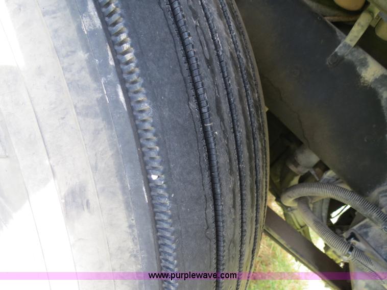 image for item B4504 2000 Peterbilt 377 semi truck