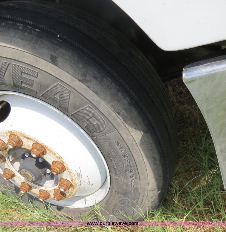 image for item B4504 2000 Peterbilt 377 semi truck