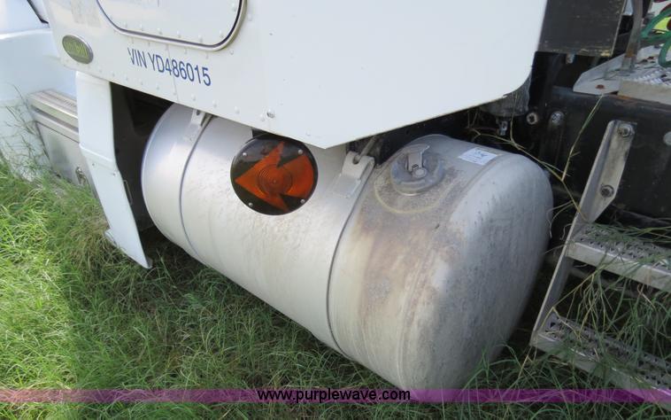 image for item B4504 2000 Peterbilt 377 semi truck