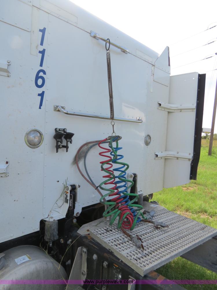 image for item B4504 2000 Peterbilt 377 semi truck