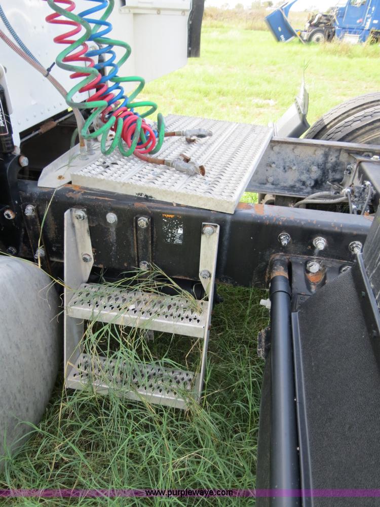 image for item B4504 2000 Peterbilt 377 semi truck