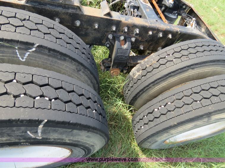 image for item B4504 2000 Peterbilt 377 semi truck